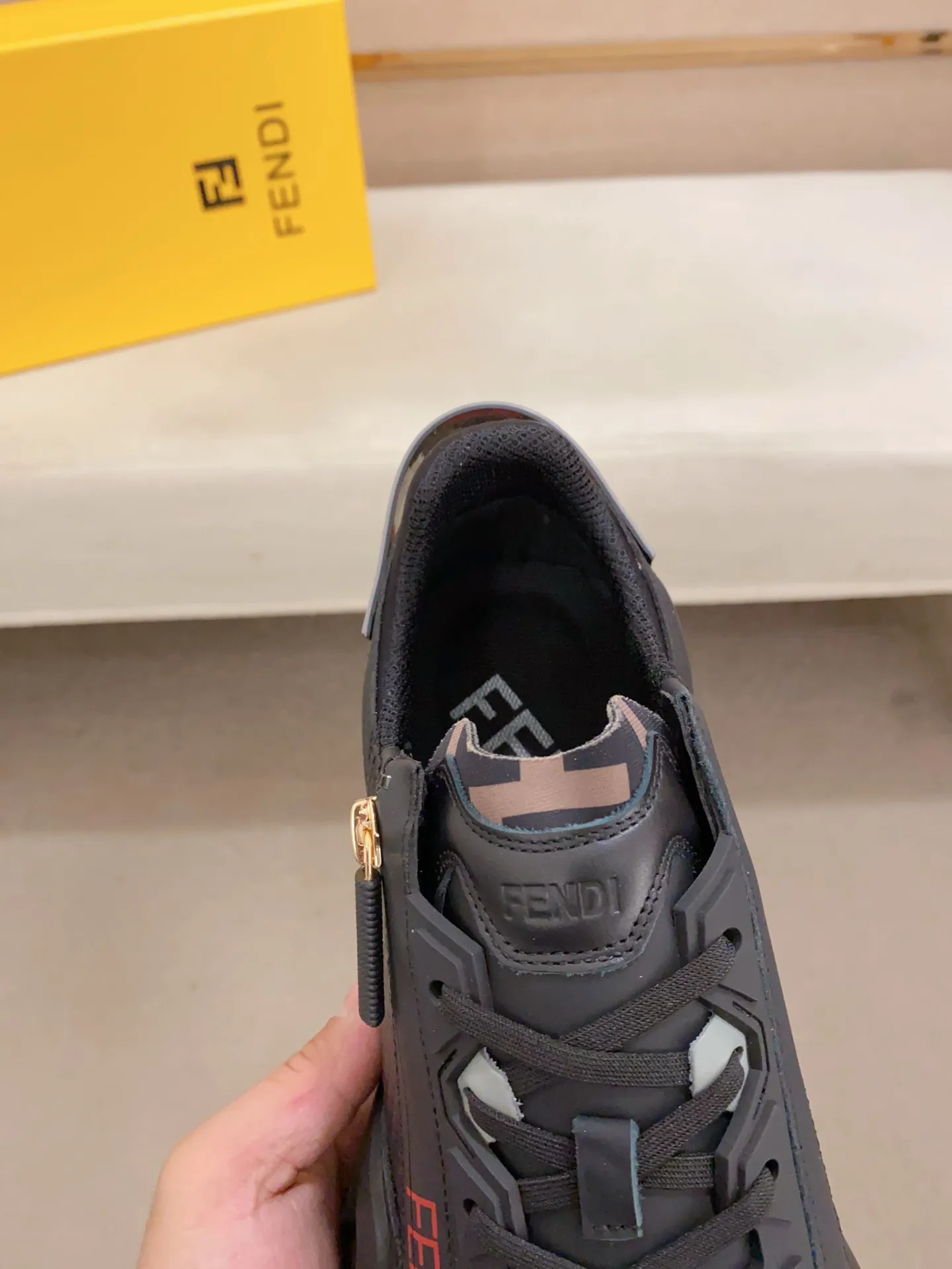 Men's shoes💰: 540💰(Higher version) [Fendi] Fendi's latest casual shoes for men! Available at counters simultaneously! A one-to-one replica of the original. Made entirely of imported top-grain calfskin, the interior is made of top-grain water-dyed cowhide, and the original factory-supplied rubber outsole. Leading new fashion concepts. Matching code: 38-44. 45 can be customized and non-returnable!